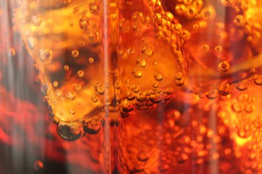 Kvass Coca-Cola 'nın siyah arka planda buzlu, yakın plan soda köpüklü macro içeceği..