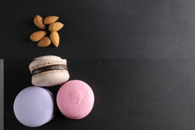 En üstteki üç badem ve badem ezmesi yazı için yeri olan siyah bir zemin üzerinde uzanıyor..