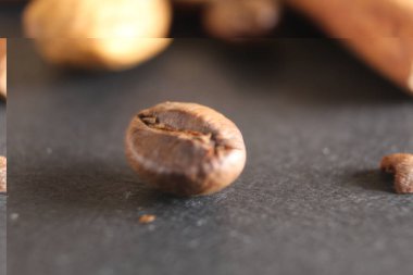 Makro kahve, siyah arkaplan üzerine yakın plan kahve tanesidir. Mesaj atabileceği bir yer ve bir kopyalanacak yeri vardır..