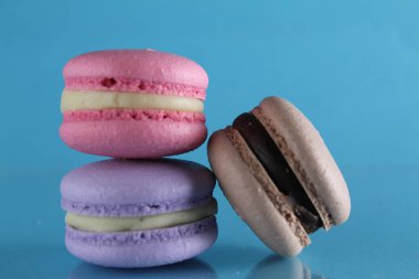 üç badem kurabiyesi mavi bir zemin üzerinde uzanır metin ve telif alanı için bir yeri vardır.