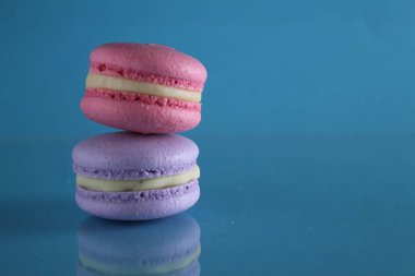 üç badem kurabiyesi mavi bir zemin üzerinde uzanır metin ve telif alanı için bir yeri vardır.