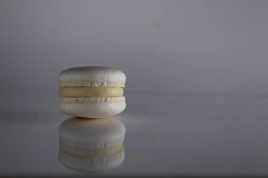 Gri arka planda beyaz badem kurabiyesi. Fransız pastası tatlısı. Metin kopyalama yeri de var..