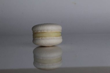 Gri arka planda beyaz badem kurabiyesi. Fransız pastası tatlısı. Metin kopyalama yeri de var..