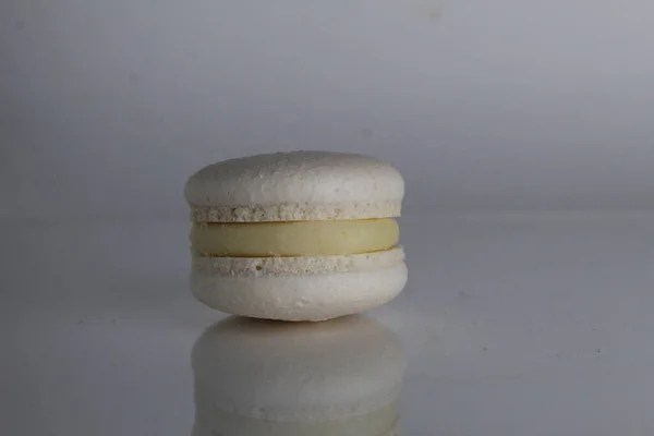 Weiße Makronen Auf Grauem Hintergrund Französisches Gebäck Dessert Mit Einem — Stockfoto
