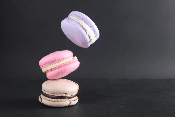 Tres Macarrones Caen Volando Levitando Comida Sobre Fondo Negro Después — Foto de Stock