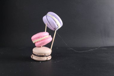 Yemekler havada uçuşuyor. Fotoshop kurabiyelerini siyah arkaplanda işlemeden önce.