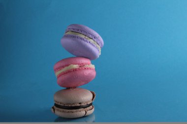 Uçan, uçan, mavi arka planda yiyecek kurabiyesi uçuran, mesaj için yeri olan..