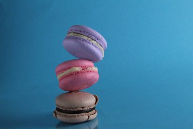 Uçan, uçan, mavi arka planda yiyecek kurabiyesi uçuran, mesaj için yeri olan..