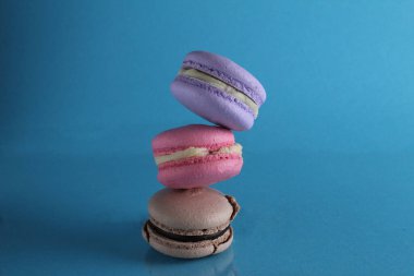 Uçan, uçan, mavi arka planda yiyecek kurabiyesi uçuran, mesaj için yeri olan..