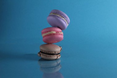 Uçan, uçan, mavi arka planda yiyecek kurabiyesi uçuran, mesaj için yeri olan..