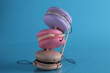 Uçan, uçan, mavi arka planda yiyecek kurabiyesi uçuran, mesaj için yeri olan..