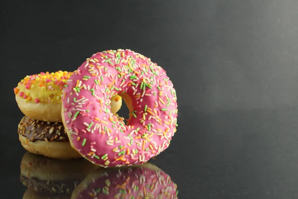 Donuts Con Hielo Detiene Rosa Brillante Levanta Sobre Fondo Negro — Foto de Stock
