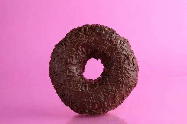 Donut Berliner Chocolate Sobre Fondo Rosa Con Lugar Para Enviar — Foto de Stock