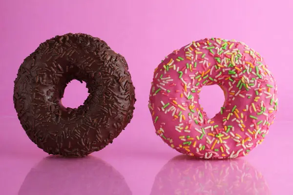 Dois Três Donut Berliner Rosa Chocolate Amarelo Suporte Fundo Rosa — Fotografia de Stock