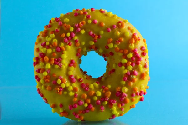 Donut Berliner Esmalte Amarelo Com Cobertura Colorida Fundo Azul Brilhante — Fotografia de Stock