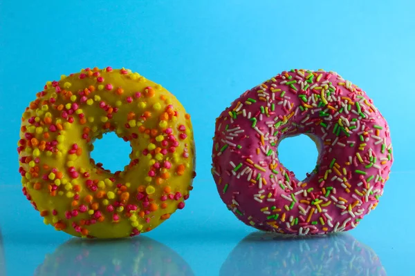 Dwa Berliner Donut Stoją Jasnym Niebieskim Tle — Zdjęcie stockowe