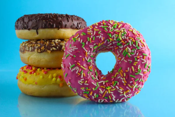 Berlinés Donut Comida Muerta Esmalte Rosa Con Soporte Rosquillas Color — Foto de Stock