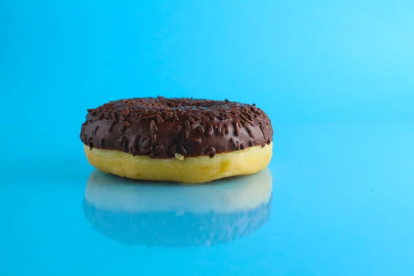 Berliner Donut Rosa Chocolate Encontra Fundo Azul Brilhante Com Lugar — Fotografia de Stock