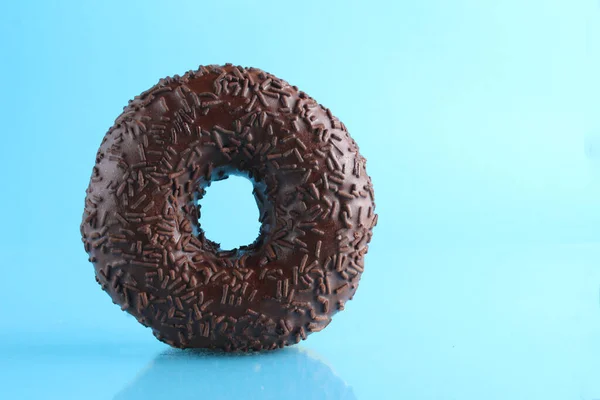 Berliner Donut Chocolate Rosa Encuentra Sobre Fondo Azul Brillante Con — Foto de Stock