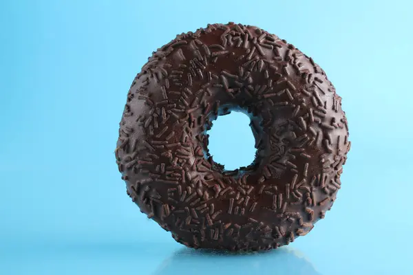 Berliner Donut Chocolate Rosa Encuentra Sobre Fondo Azul Brillante Con — Foto de Stock