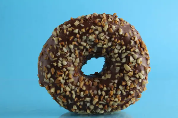 Berliner Donut Rosa Chocolate Encontra Fundo Azul Brilhante Com Lugar — Fotografia de Stock