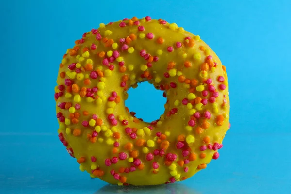 Berliner Donut Rosa Chocolate Encontra Fundo Azul Brilhante Com Lugar — Fotografia de Stock