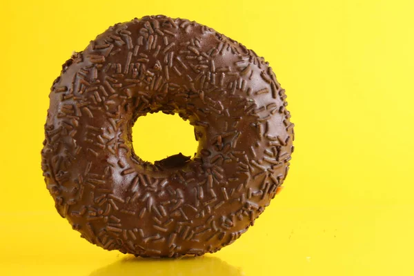 Donut Esmalte Chocolate Sobre Fundo Amarelo Brilhante Com Lugar Para — Fotografia de Stock