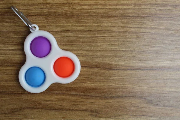 TOYP SIMPL SIMPL DIMPL Tahta bir arka plan üzerinde küçük bir döner metin ve kopyalanacak yer.