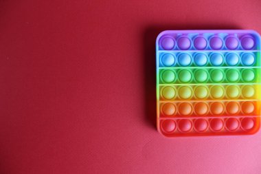 Stres önleyici oyuncaklar kırmızı arka planda basit gamzeler ve metin durulacak bir yer. .