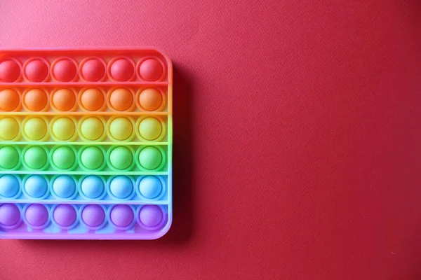 Stres önleyici oyuncaklar kırmızı arka planda basit gamzeler ve metin durulacak bir yer. .