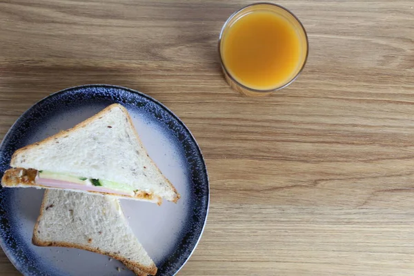 Πρωινό Σνακ Γεύμα Δύο Σάντουιτς Ένα Πιάτο Και Ένα Ποτήρι — Φωτογραφία Αρχείου