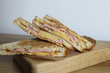 Yemek, avtrak. Jambonlu ve sebzeli sandviçler masada portakallı kayısı suyunun yanında gri bir tabakta yatar. Kahvaltı hazırlıyorum..