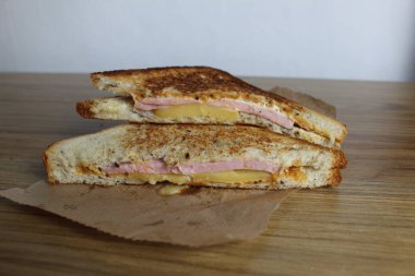 Yemek, avtrak. Jambonlu ve sebzeli sandviçler masada portakallı kayısı suyunun yanında gri bir tabakta yatar. Kahvaltı hazırlıyorum..