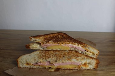 Yemek, avtrak. Jambonlu ve sebzeli sandviçler masada portakallı kayısı suyunun yanında gri bir tabakta yatar. Kahvaltı hazırlıyorum..