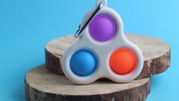 Review Popular Toy Popit Simple Dimple Lies Wooden Stand Blue — Stock Video