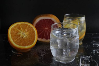 Buz küpü sinekleri, siyah zemin üzerinde portakal greyfurt ve buz yatarken yanında soda ile takanın içine düşer. İçkileri tazeliyorum. Limonata, meyve suyu..