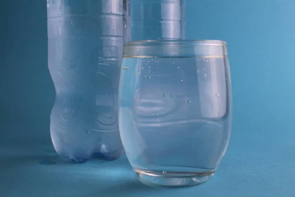 Acqua Bicchiere Nelle Vicinanze Sono Bottiglie Sfondo Blu Bevande Analcoliche — Foto Stock