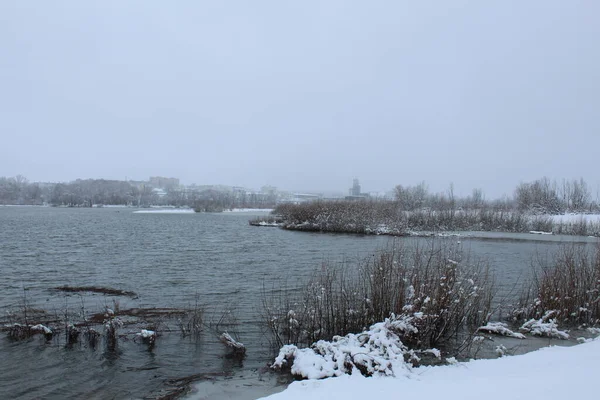 Paesaggio Invernale Lago Fiume Senza Piante Paludose Ghiaccio Neg Intrattenimento — Foto Stock