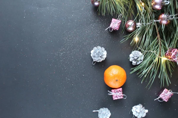Een Tak Van Sparren Sparren Kerstbomen Naast Mandarijn Kegels Lichten — Stockfoto