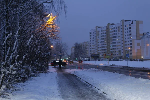 Нічний Пейзаж Зимовому Місті Ввечері Снігу Біля Алеї Дерев Вогні — стокове фото