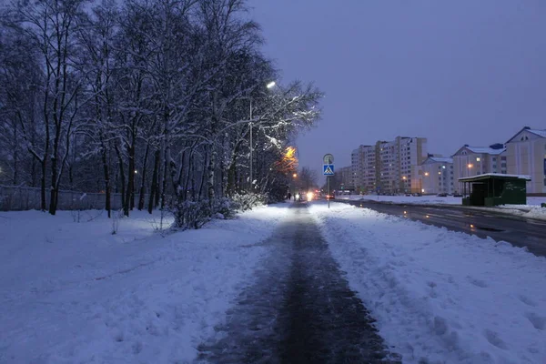 Éjszakai Táj Télen Város Este Hóban Közel Sikátor Fák Fényei — Stock Fotó