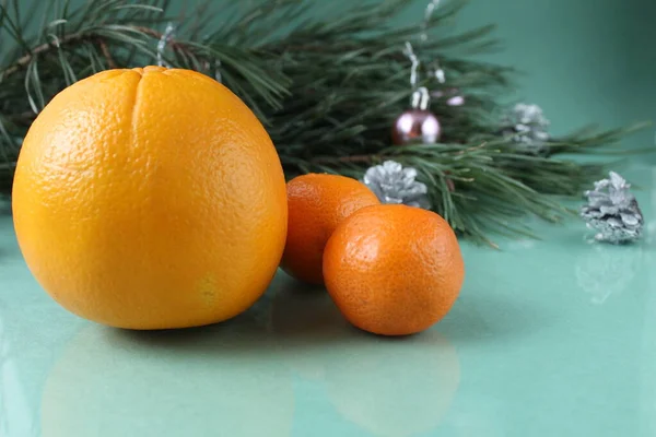 Mandarinen Und Orange Liegen Der Nähe Der Fichte Auf Grünem — Stockfoto