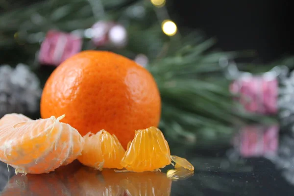Mandarin Slices Mandwrin Lie Christmas Tree Cones Lights New Year — Stock Photo, Image
