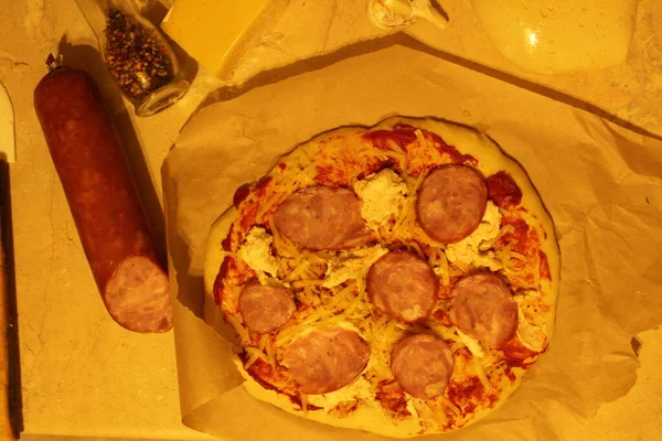 Pizza Avec Saucisse Jambon Les Pizzas Maison Reposent Sur Parchemin — Photo