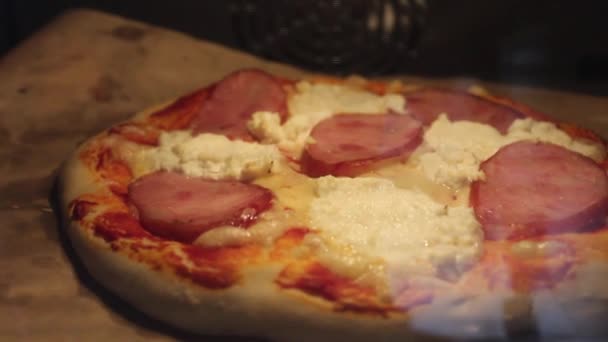 Pizza Pizza Wordt Gebakken Oven Lucht Opblazen Beweegt Het Papier — Stockvideo