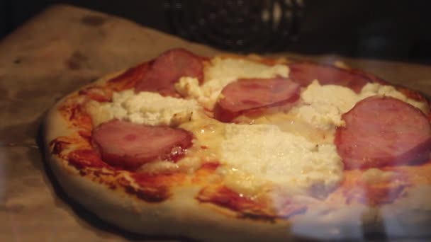 披萨是在烤箱里烤的 吹空气会使纸移动 使奶酪融化 自制食品 — 图库视频影像