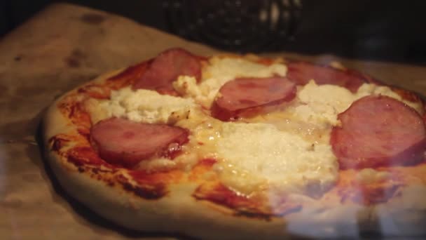 Pizza Pizza Viene Fritta Forno Soffiando Aria Muove Carta Scioglie — Video Stock