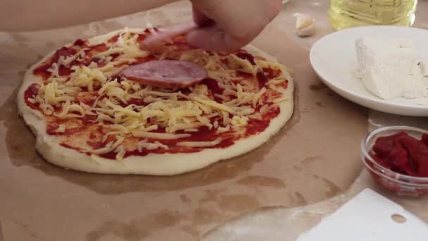 Chica Pone Carne Jamón Salchicha Pizza Con Queso Salsa Roja — Vídeo de stock