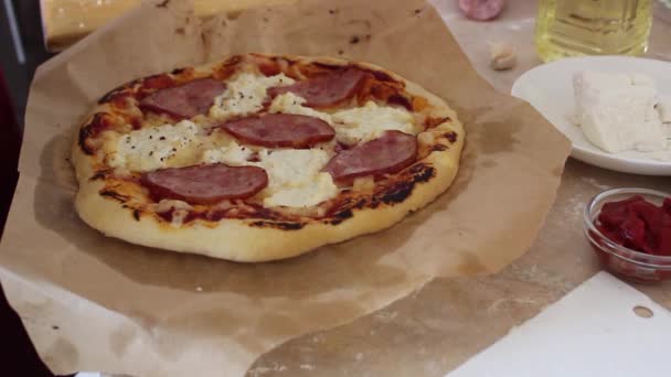 Menina Polvilha Pimentão Pimentão Pizza Serviço Decoração Pizza Comida Caseira — Vídeo de Stock