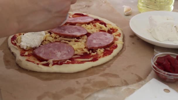 女の子はピザにソースをかける自家製料理を作る — ストック動画